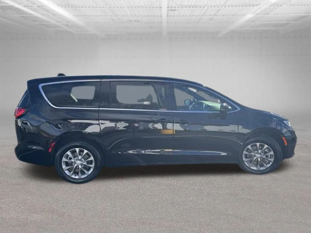 New 2026 Diamond Black Crystal Pearl-Coat Exterior Paint Chrysler Select image 4