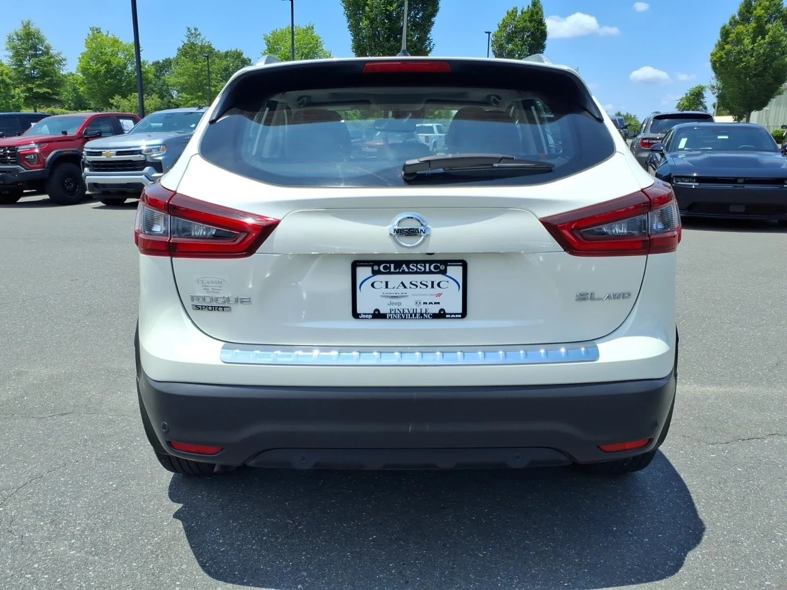 Used 2022 Pearl White Tricoat Nissan SL image 17