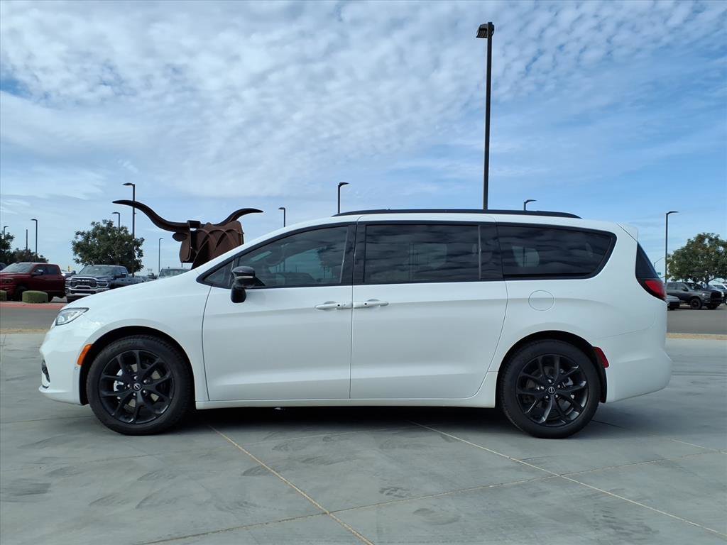New 2026 Bright White Clear-Coat Exterior Paint Chrysler Limited image 3