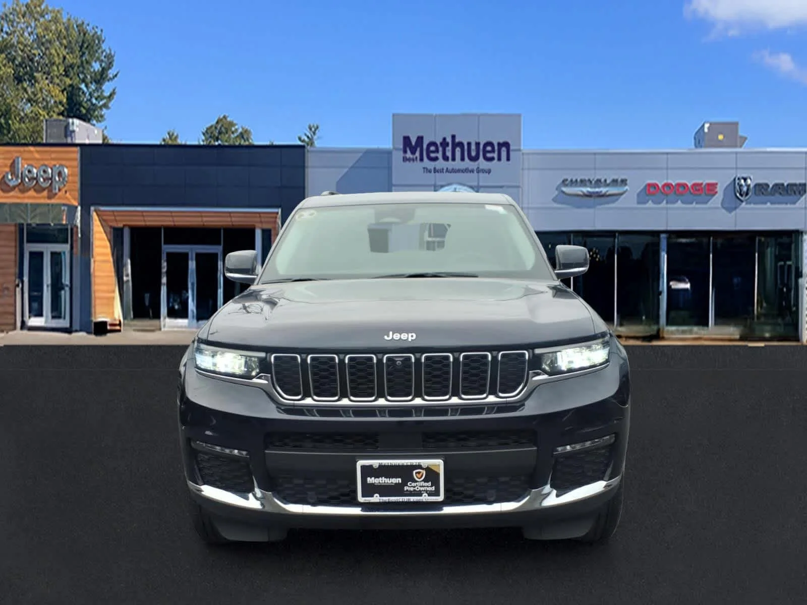Used 2023 Midnight Sky Jeep Limited image 8
