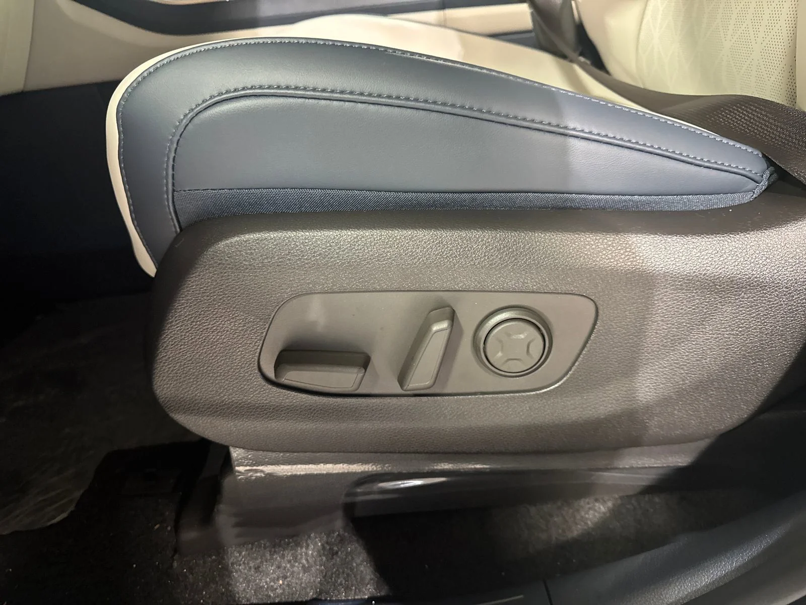 New 2026 Ivory Silver Kia SX image 23