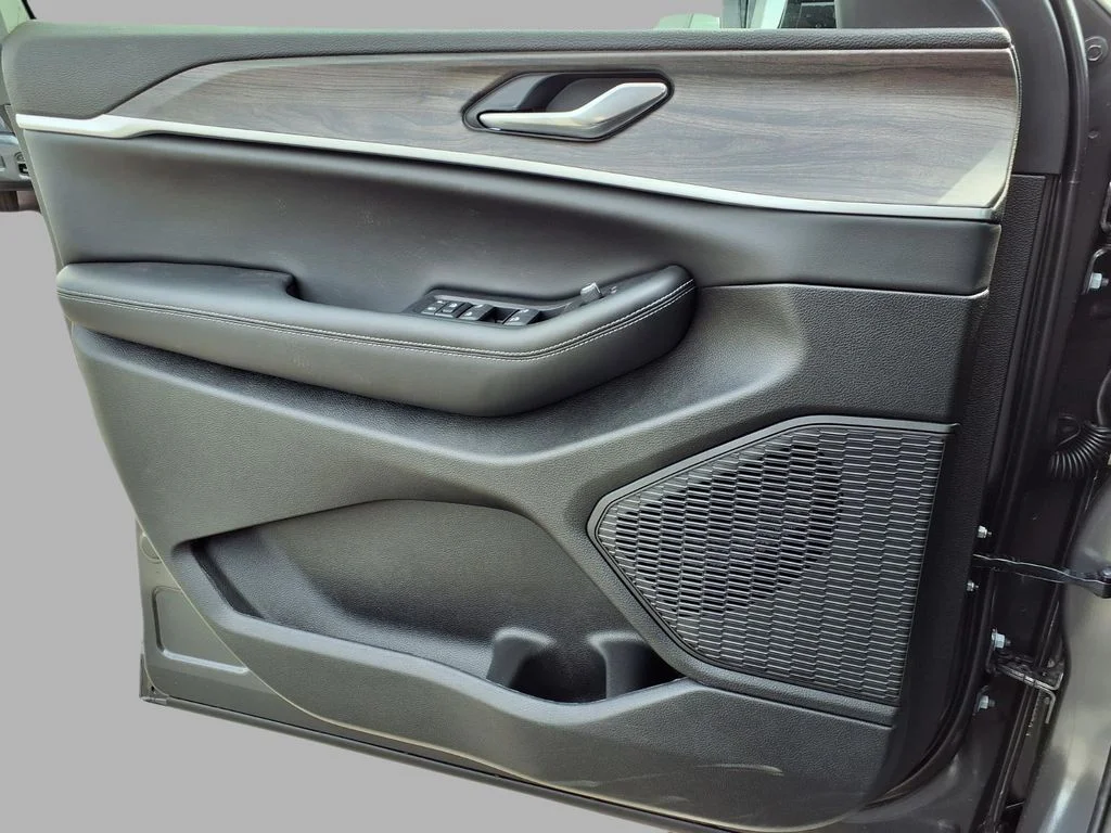 New 2026 Baltic Gray Metallic Clear-Coat Exterior Paint Jeep Altitude image 17