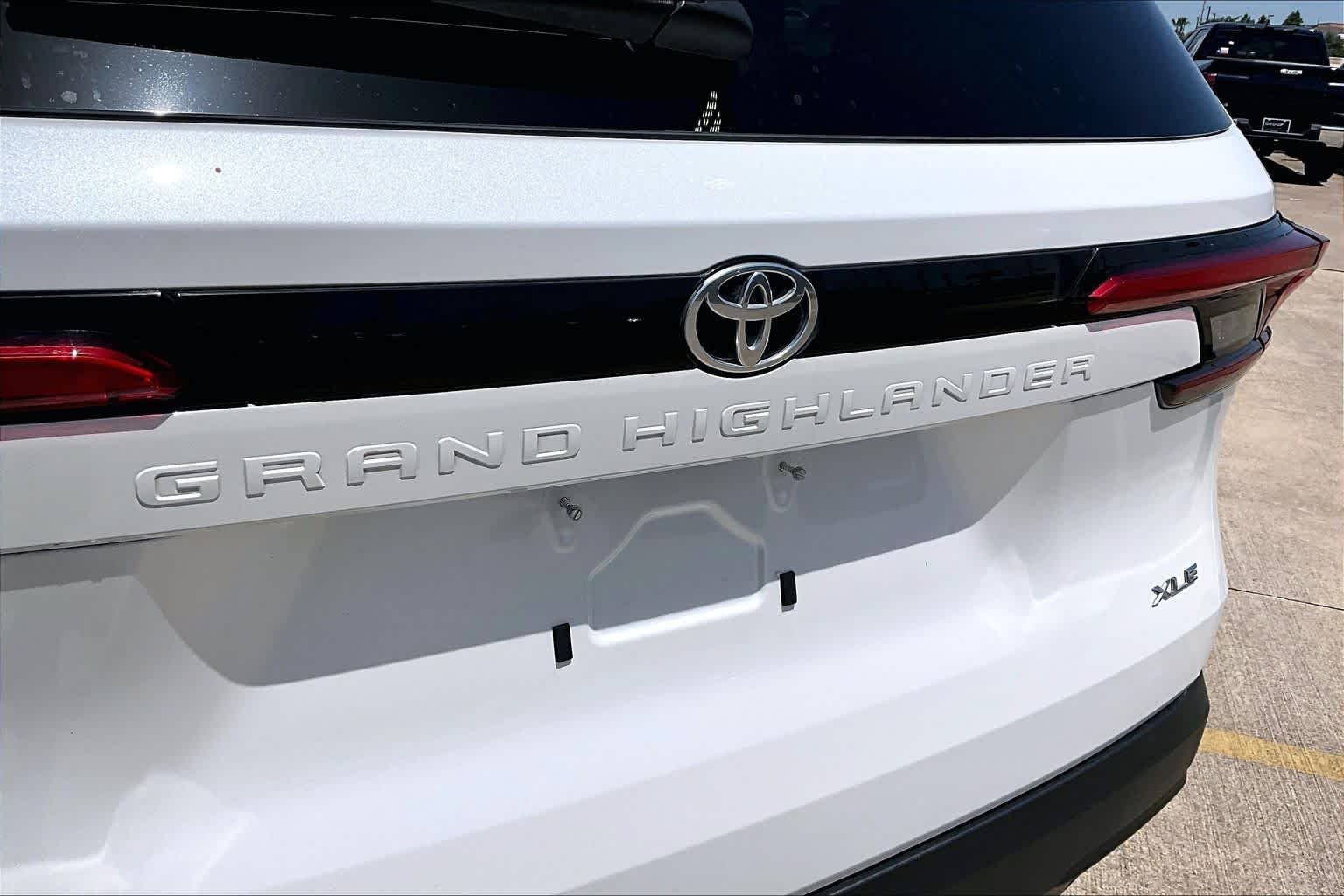 Used 2024 Wind Chill Pearl Toyota Hybrid XLE image 31