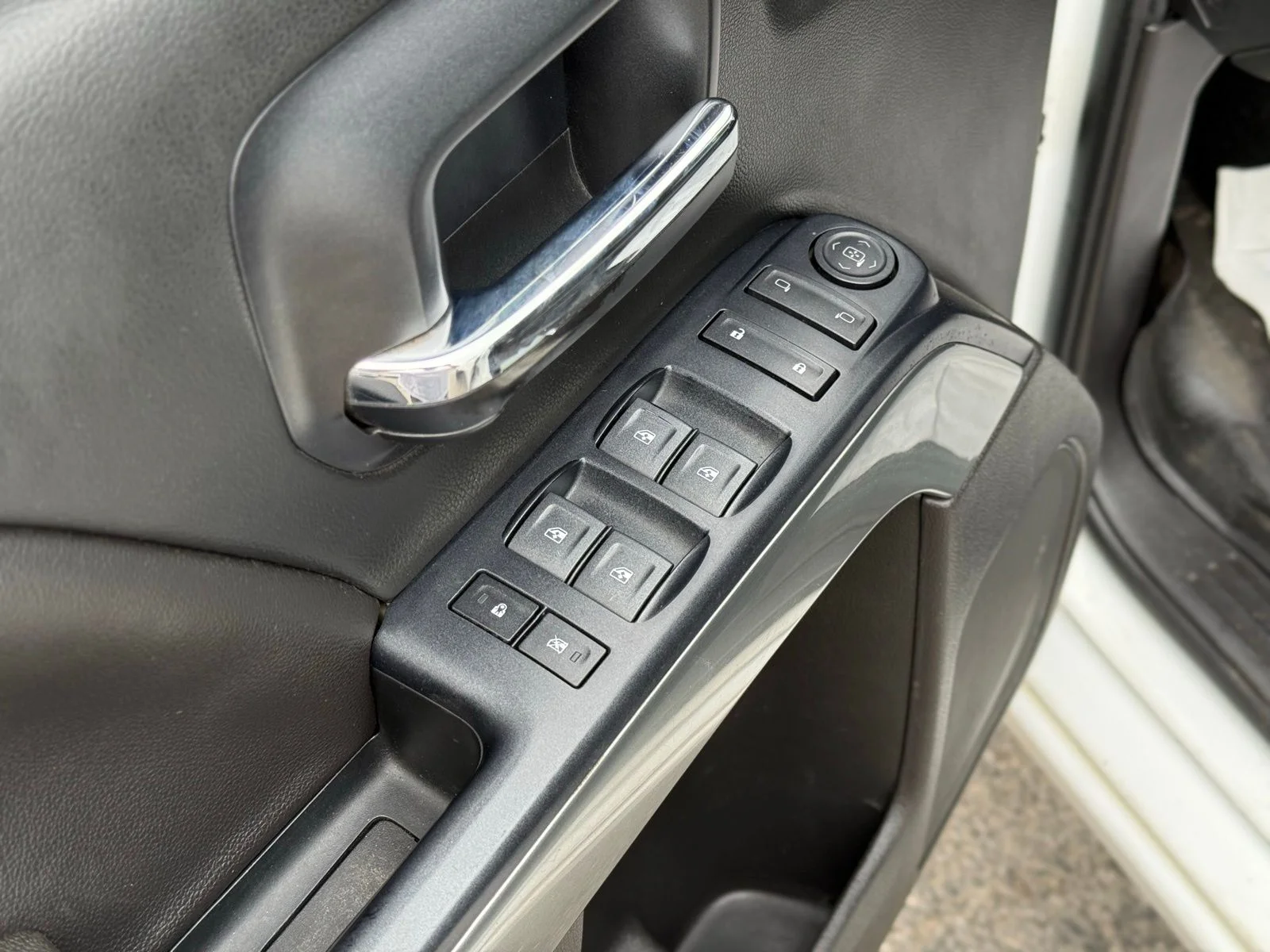 Used 2018 White Chevrolet LT image 14