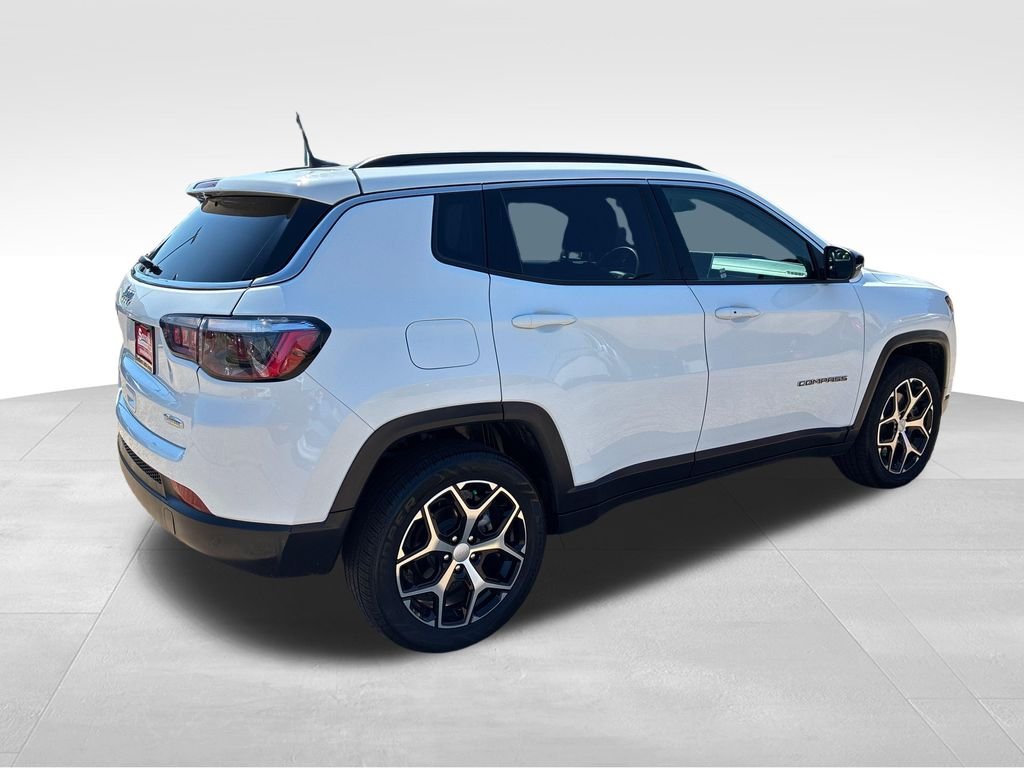 Used 2024 White/off-white Jeep Latitude image 5