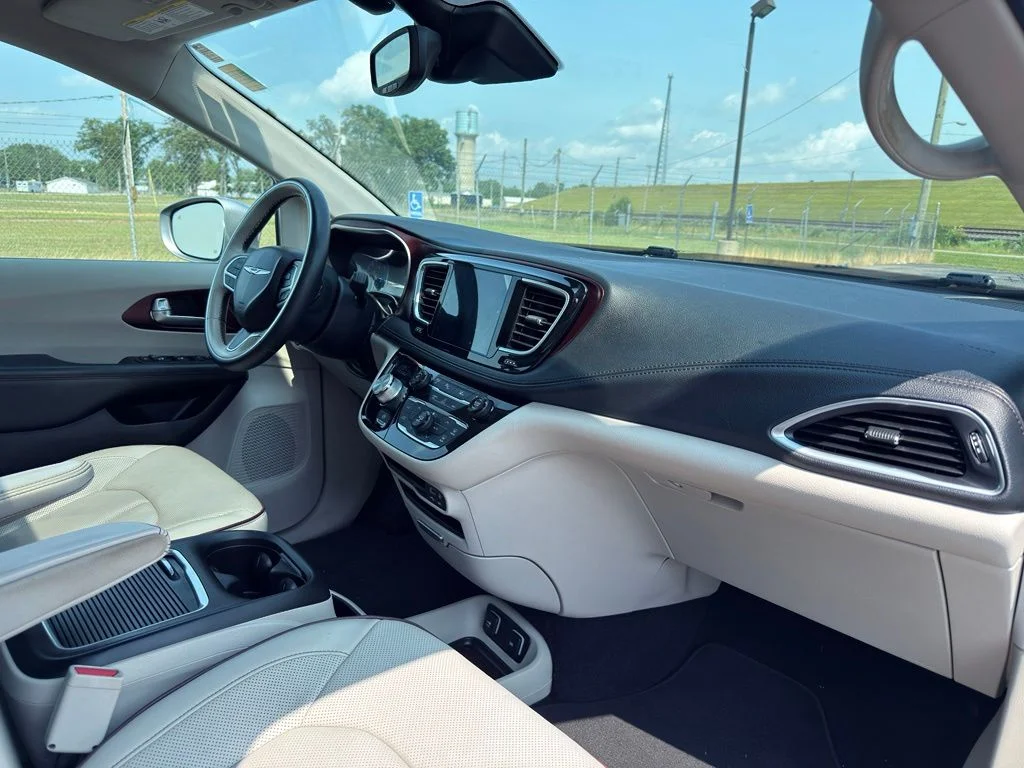 Used 2017 Silver Chrysler Limited image 35