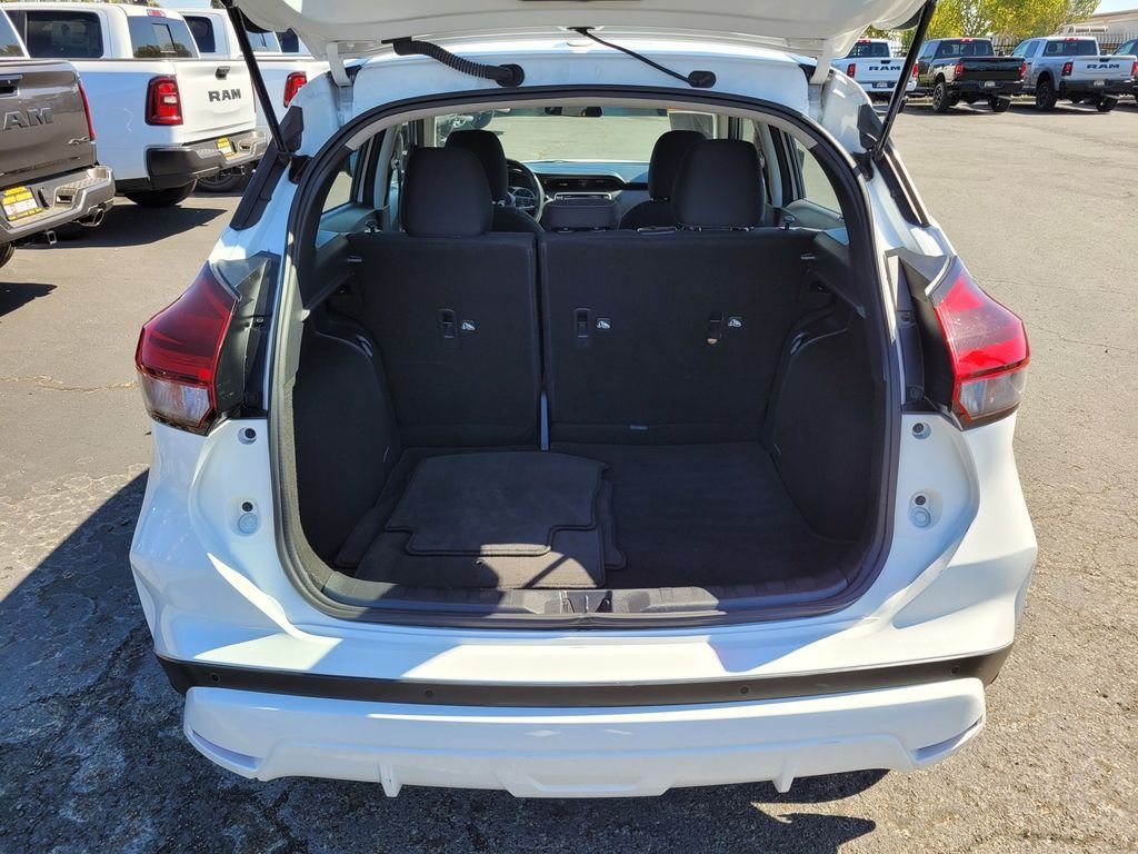 Used 2022 White Nissan S image 10