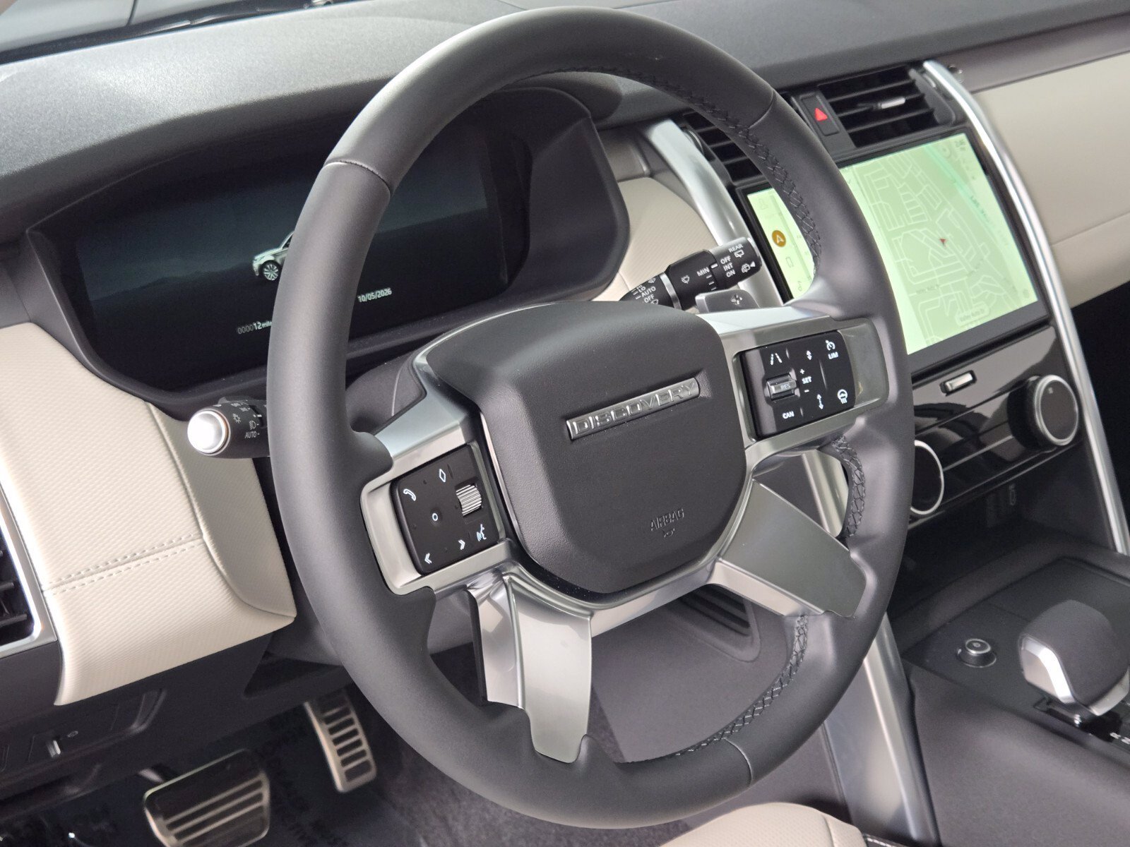 New 2026 Santorini Black Land Rover Dynamic SE image 23