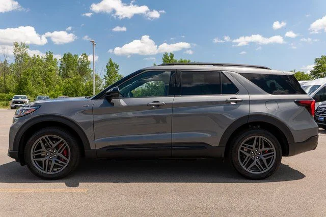 New 2026 Carbonized Gray Metallic Ford ST-Line image 9