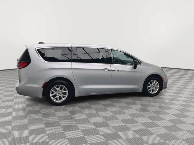 Used 2024 Silver Mist Clearcoat Chrysler Touring L image 39