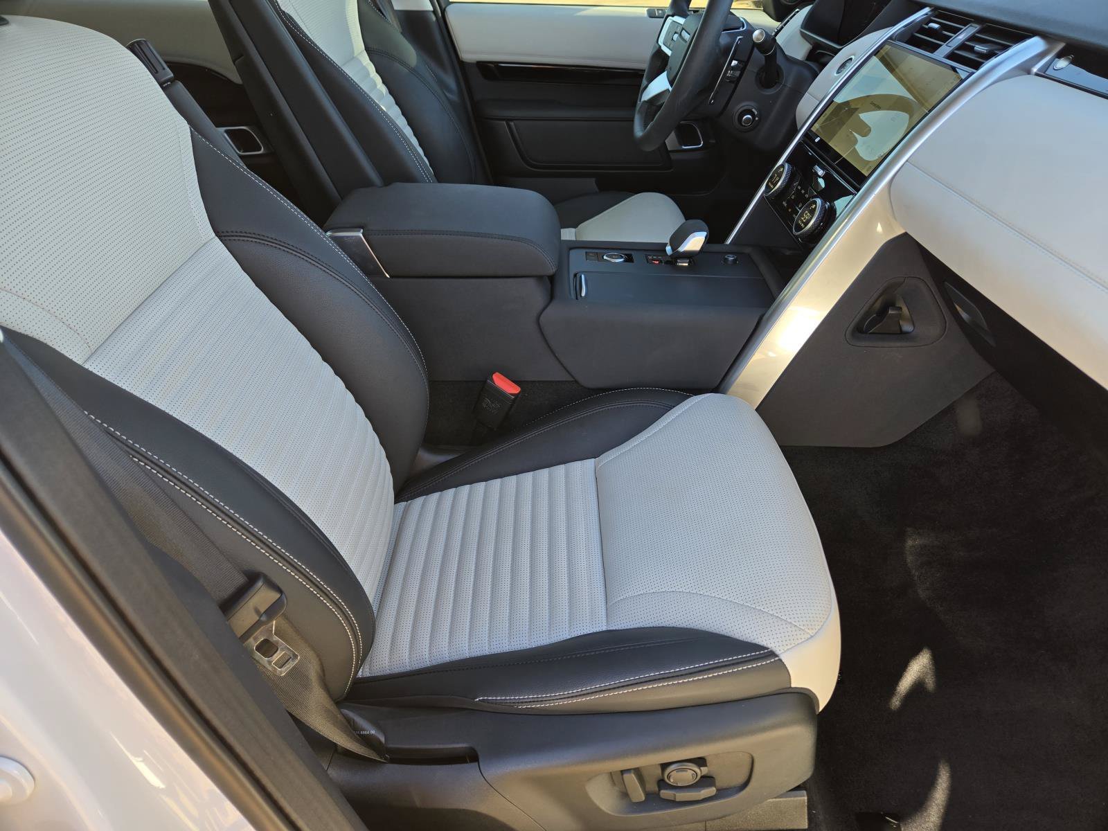 Used 2025 Fuji White Land Rover S image 26