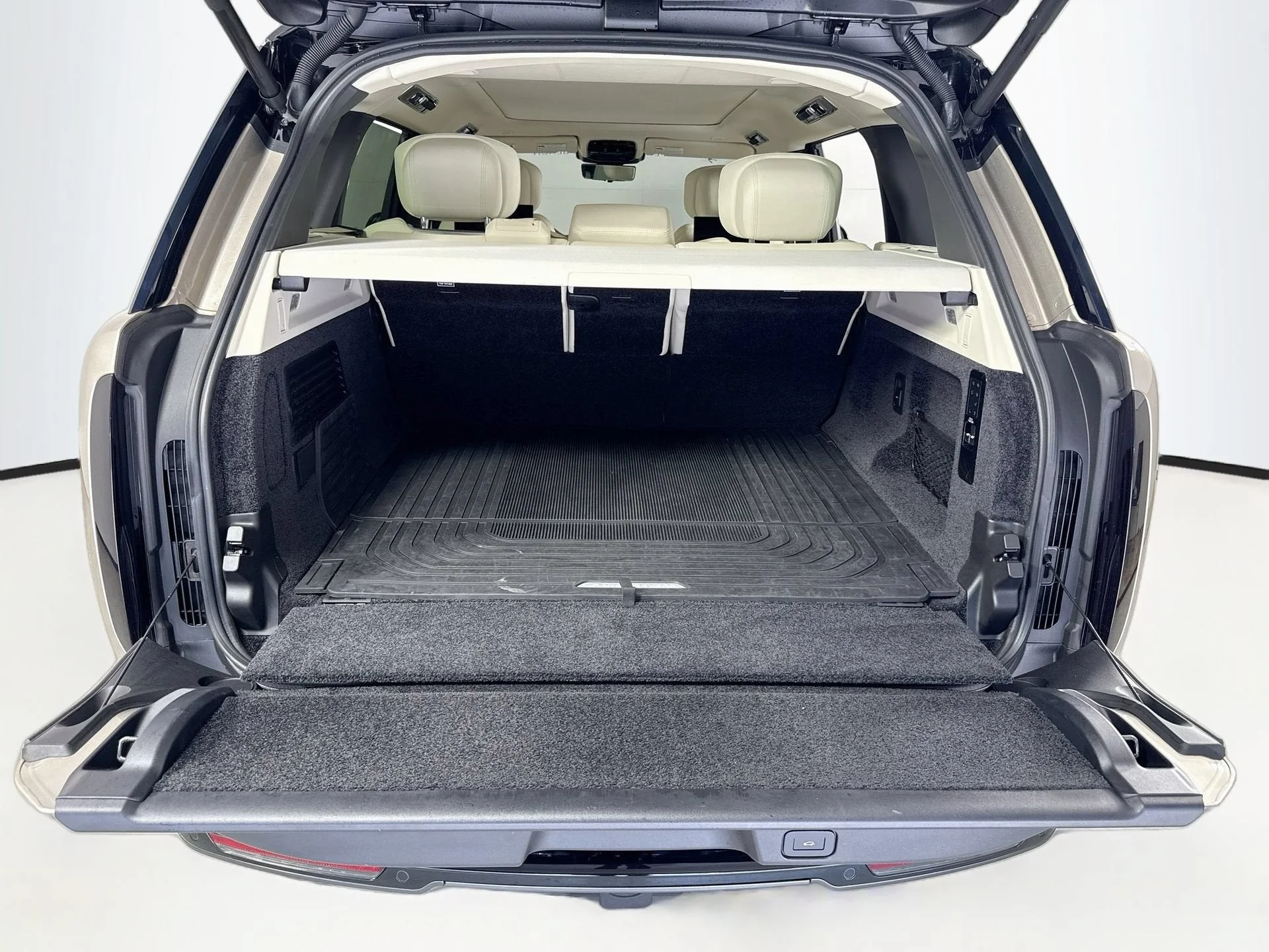 Used 2024 Batumi Gold Premium Metallic Land Rover Autobiography image 27