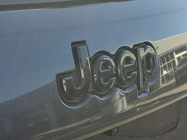 Used 2018 Gray Jeep Altitude image 30