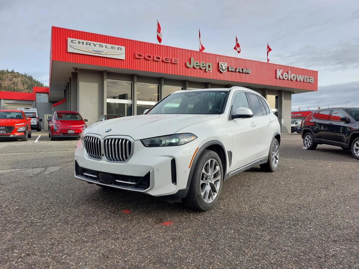 Used 2024 White BMW xDrive40i Sports Activity Vehicle image 1