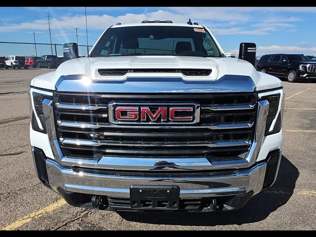 Used 2024 White GMC SLE image 5