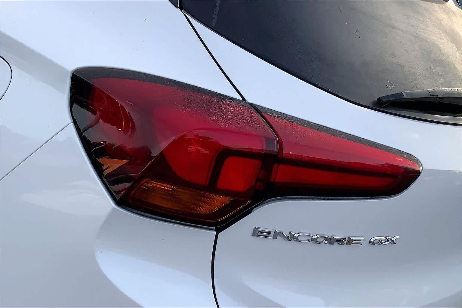 Used 2022 White Frost Tricoat Buick Select image 27
