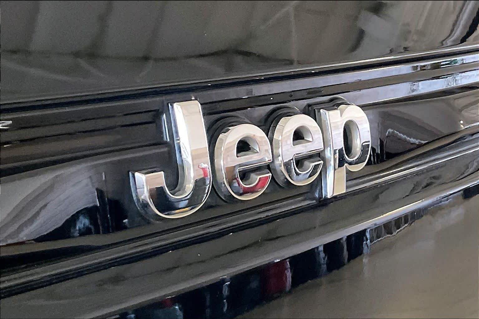 Used 2023 Diamond Black Crystal Pearlcoat Jeep Limited image 30