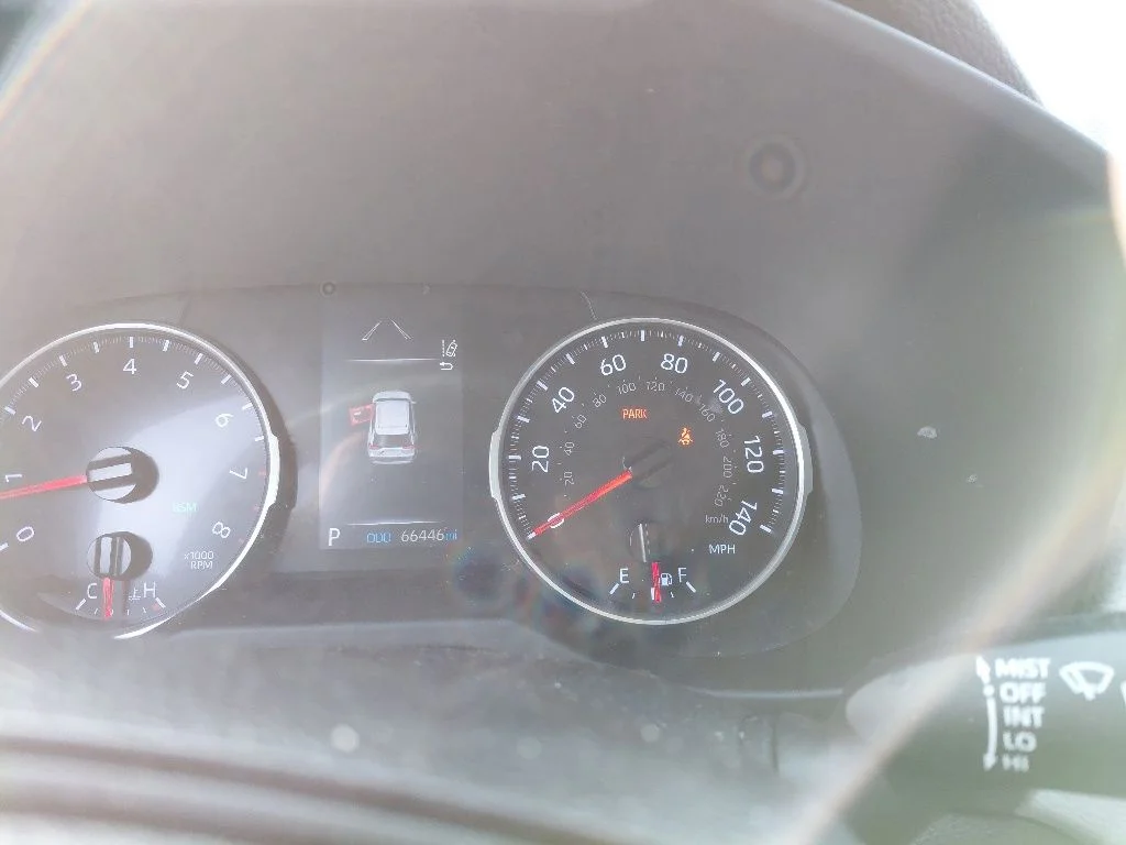 Used 2020  Toyota XLE image 4