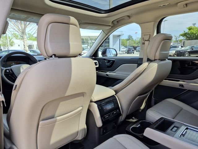 Used 2020 Black Metallic Lincoln Grand Touring image 18