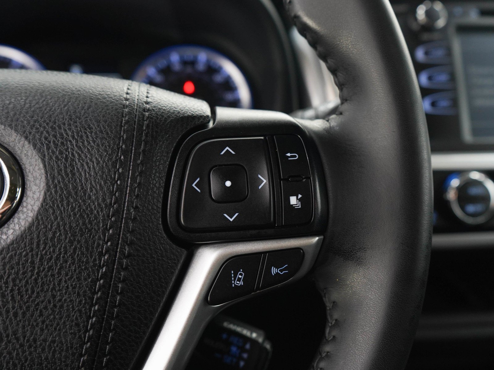 Used 2019 Blizzard Pearl Toyota XLE V6 AWD image 28
