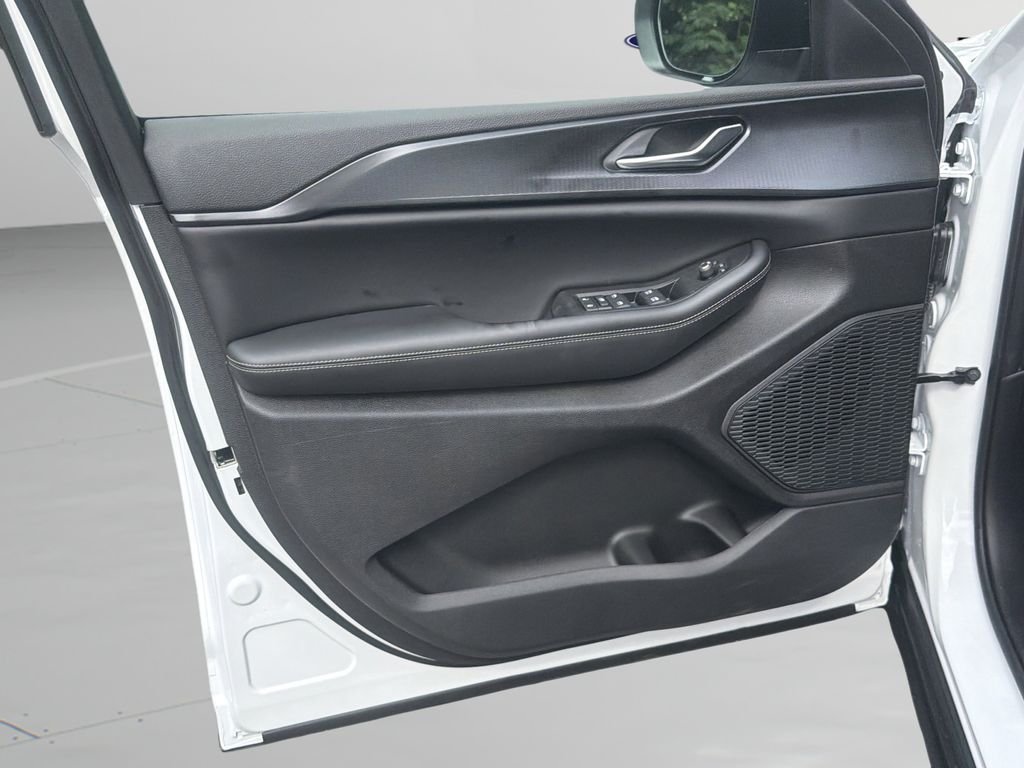 New 2026 White/off-white Jeep Laredo X image 24