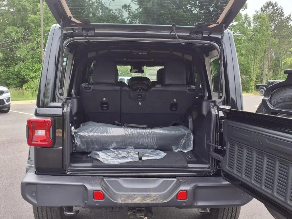 2025 Jeep Wrangler 4-Door Sahara - Photo 22