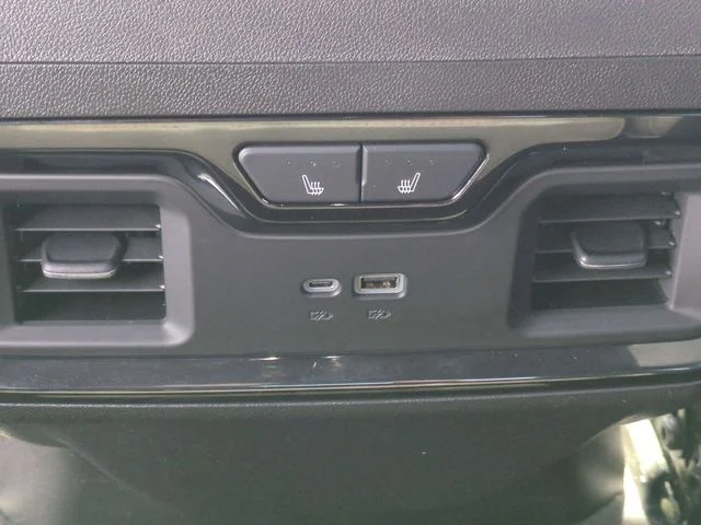 Used 2025 White GMC AT4 image 31