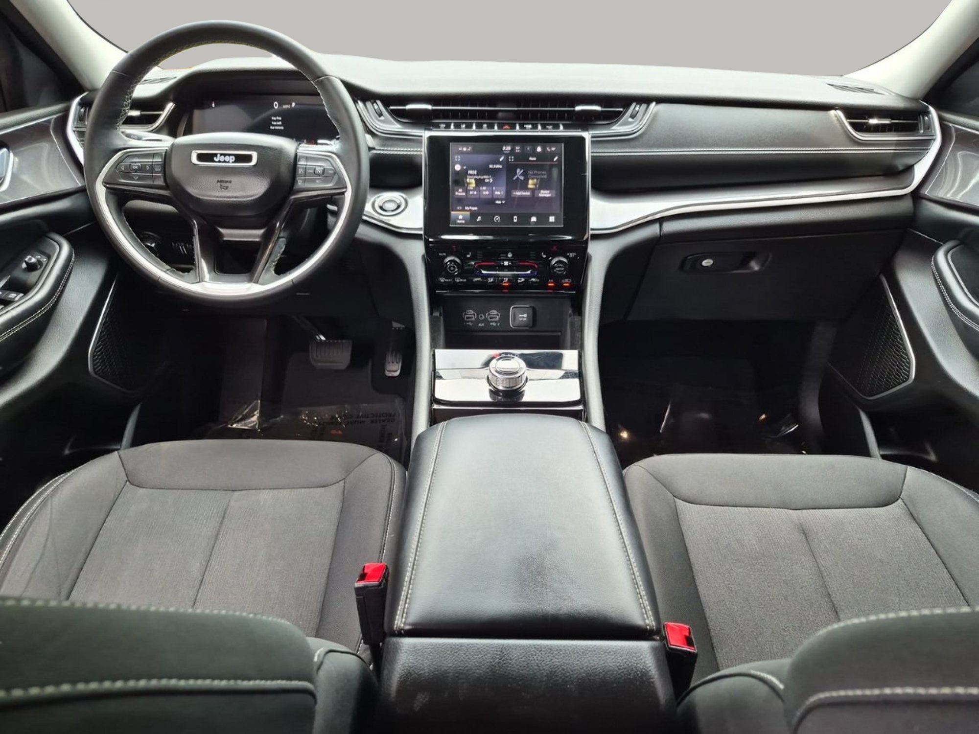 Used 2022 Diamond Black Crystal Pearlcoat Jeep Laredo image 9
