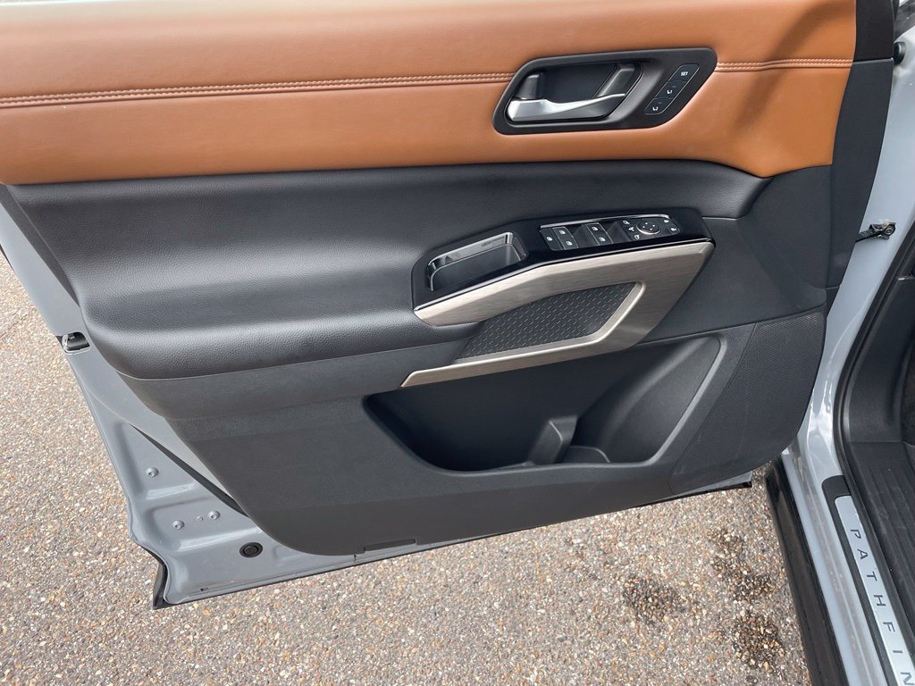 Used 2024 Gray Nissan Platinum image 27