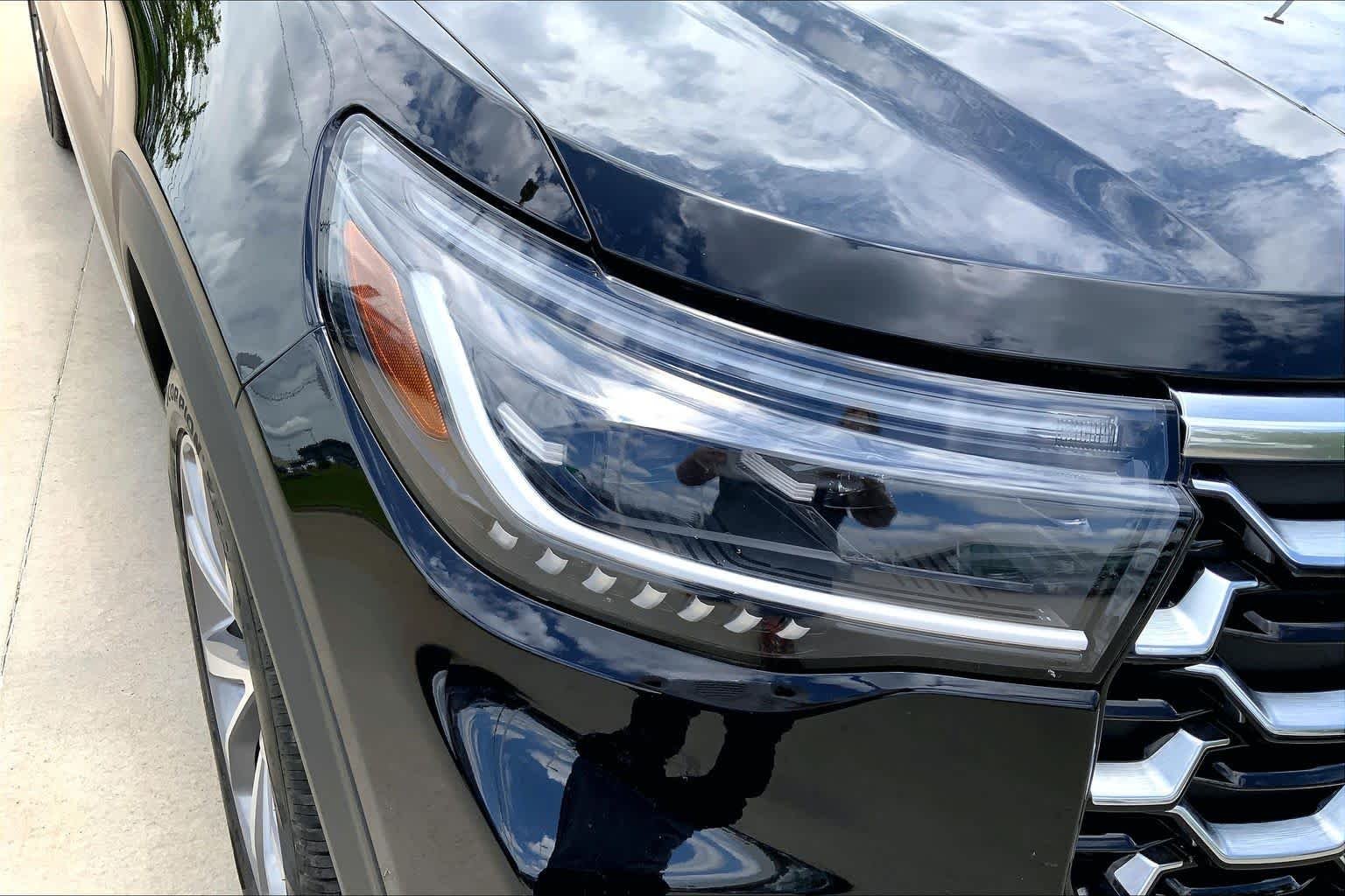 Used 2025 Agate Black Metallic Ford Platinum image 27