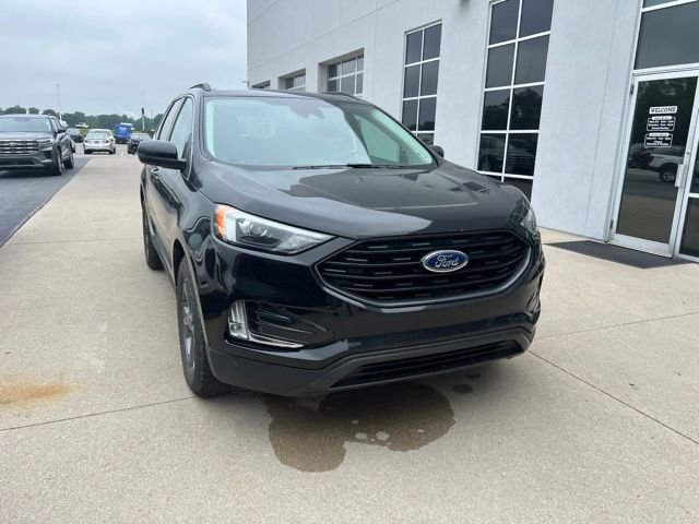 Used 2022 Black Metallic Ford SEL image 5