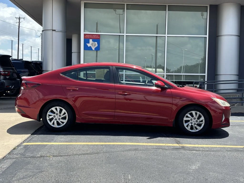 Used 2020 Red Hyundai SE image 3