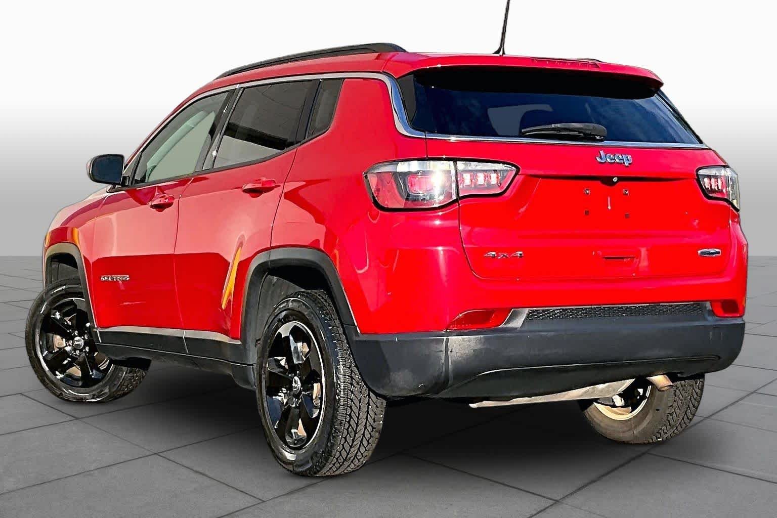 Used 2018 Redline Pearlcoat Jeep Latitude image 12