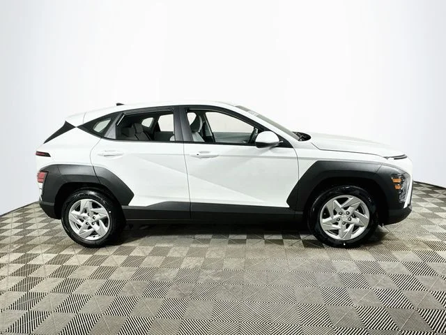 New 2027 White Hyundai SE image 2