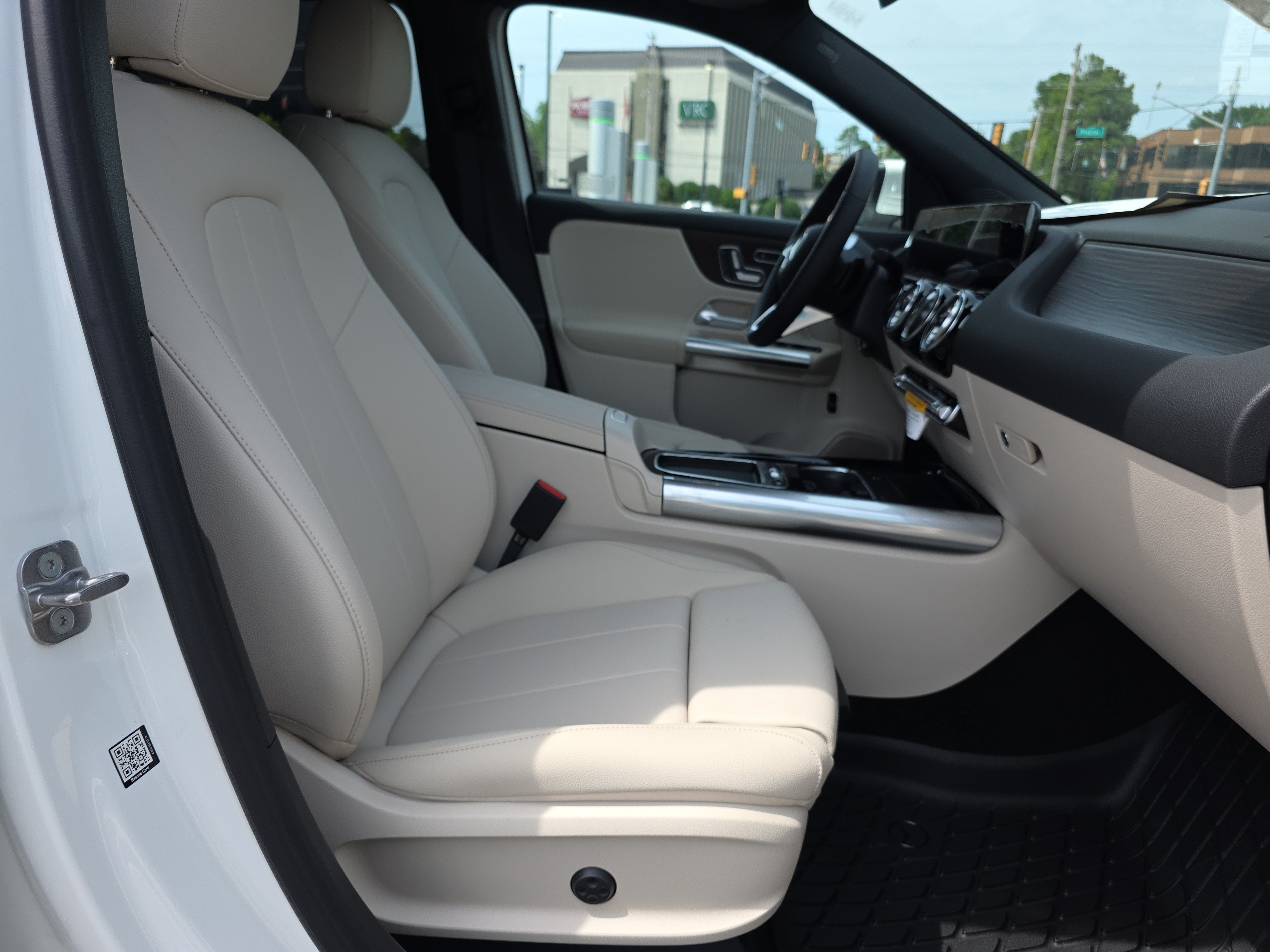 New 2026 Polar White Mercedes-Benz GLA 250 image 43