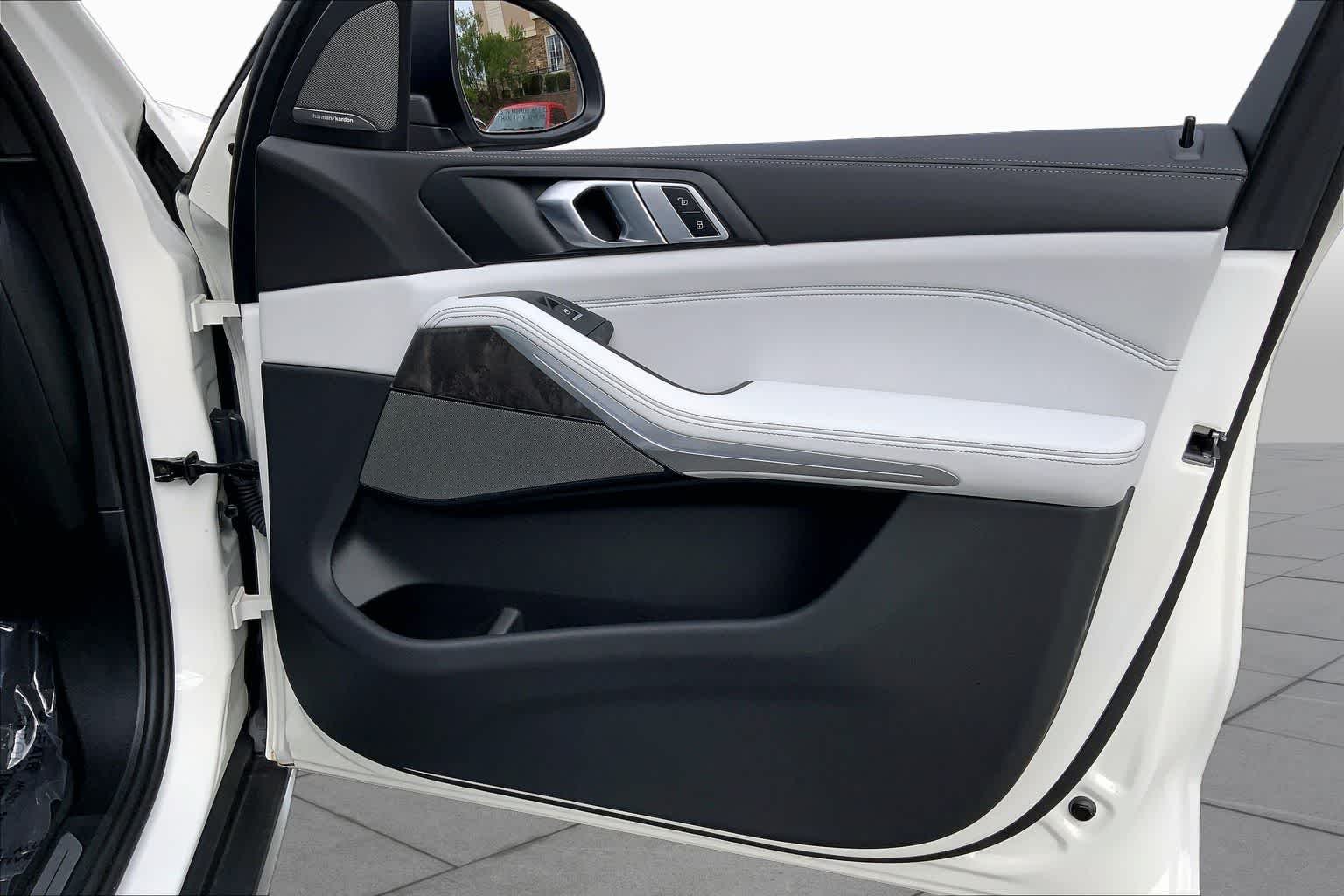 Used 2025 Alpine White BMW sDrive40i image 23