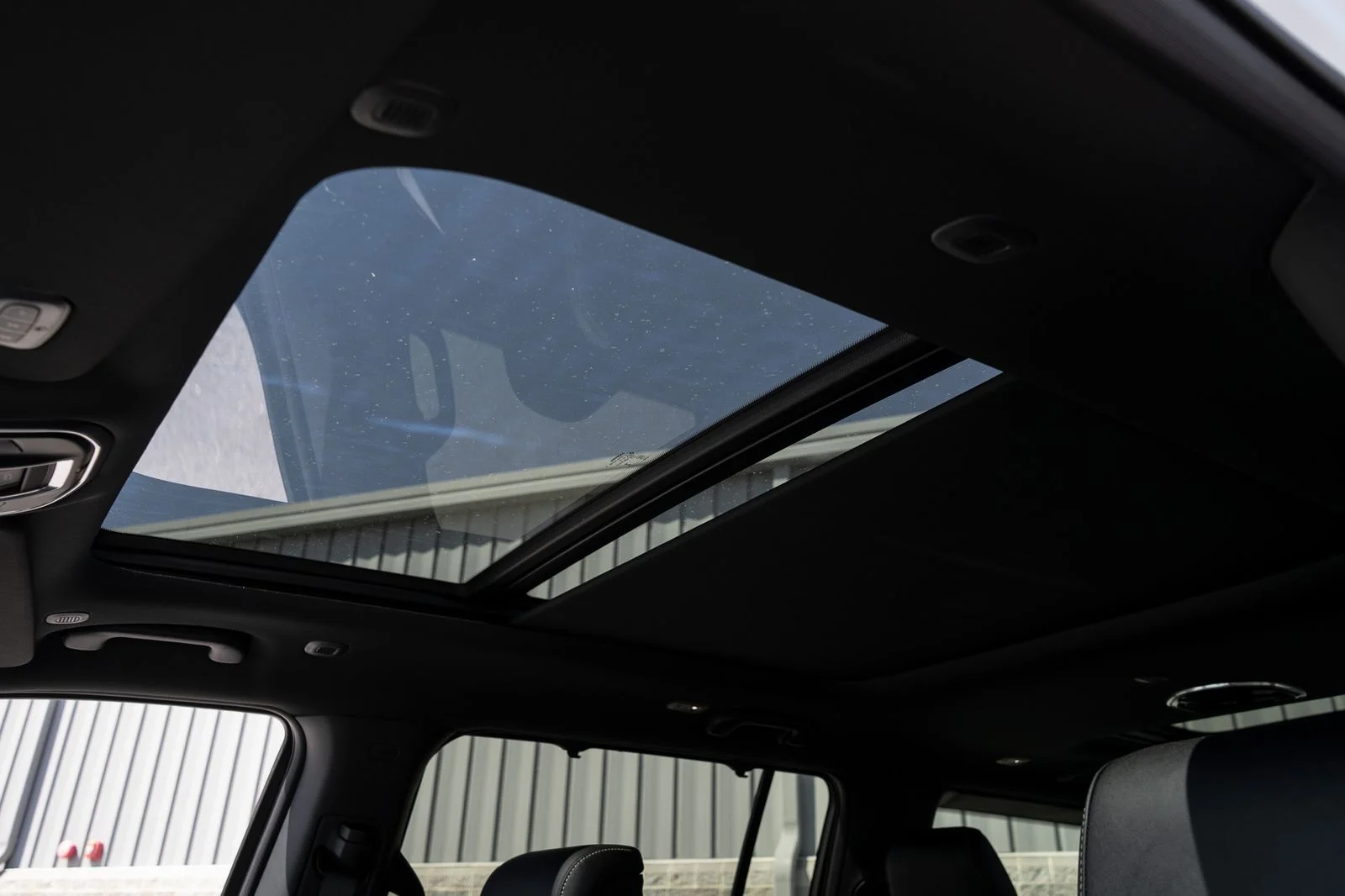New 2026 Bright White Clear-Coat Exterior Paint Jeep Limited Reserve image 30