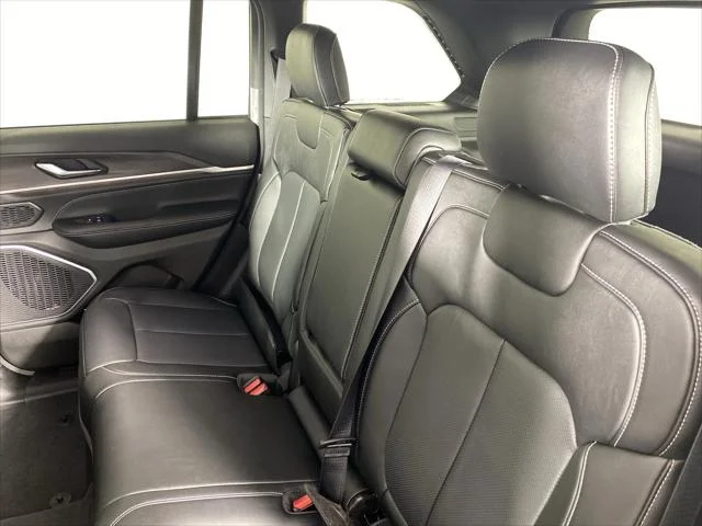 New 2026 Diamond Black Crystal Pearl-Coat Exterior Paint Jeep Limited image 30