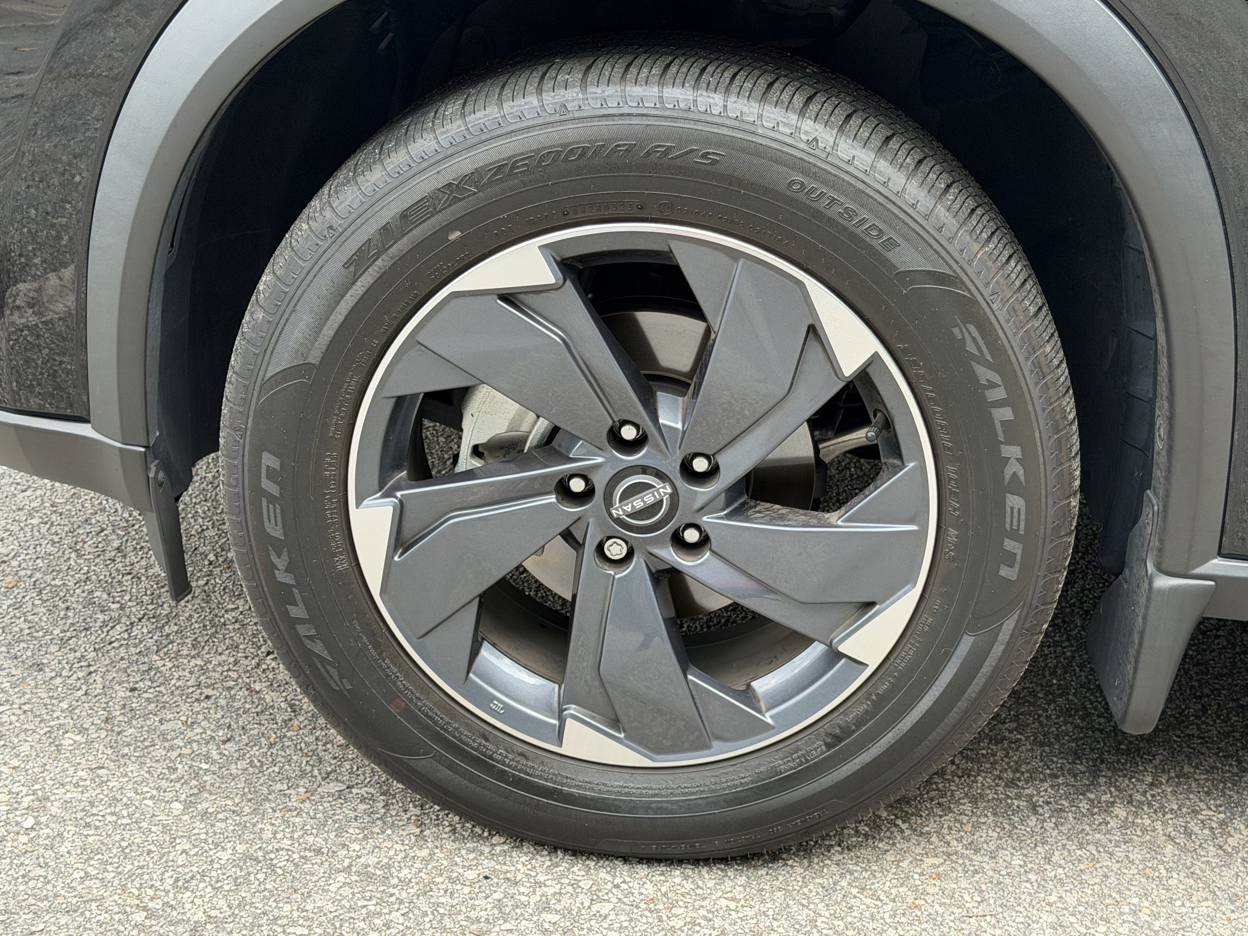 Used 2025 Super Black Nissan SV image 30