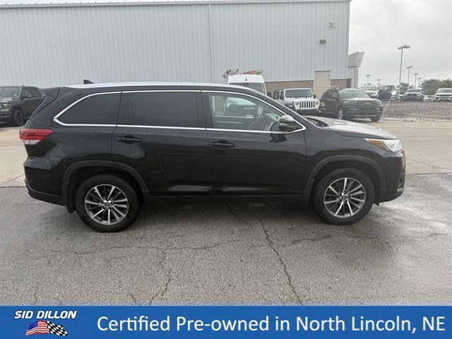 Used 2019 Midnight Black Metallic Toyota XLE image 3