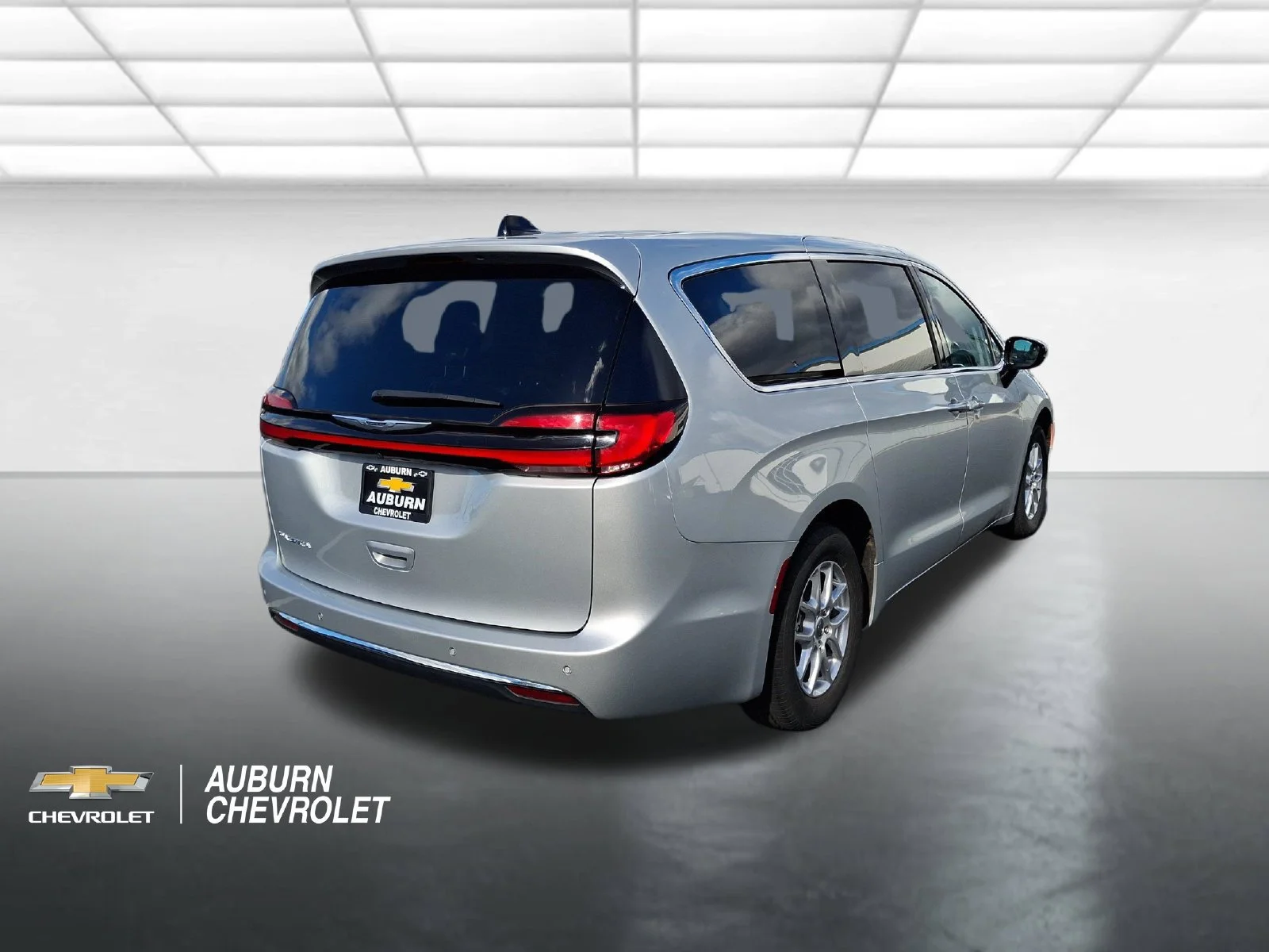 Used 2024 Silver Chrysler Touring L image 3