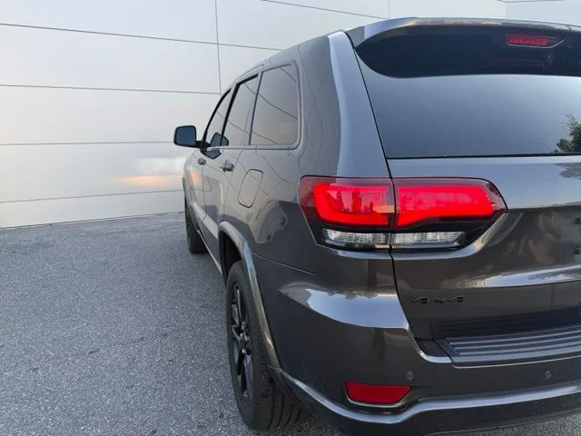Used 2020 Granite Crystal Metallic Clearcoat Jeep Altitude image 9