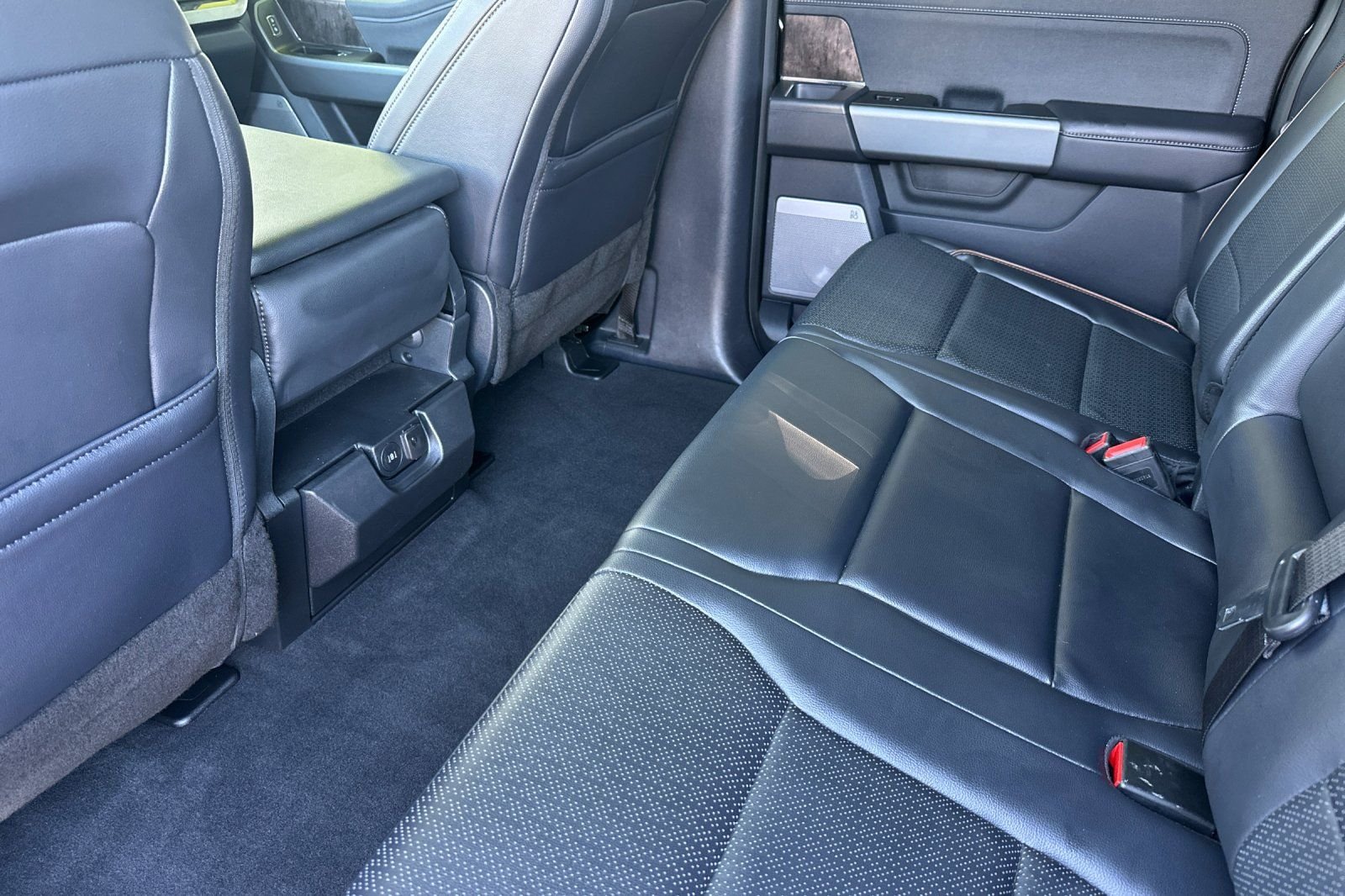 Used 2025  Ford Lariat image 11