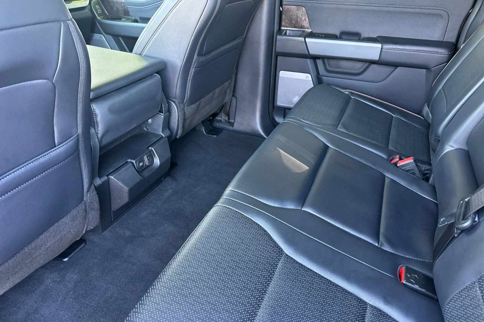 Used 2025  Ford Lariat image 12