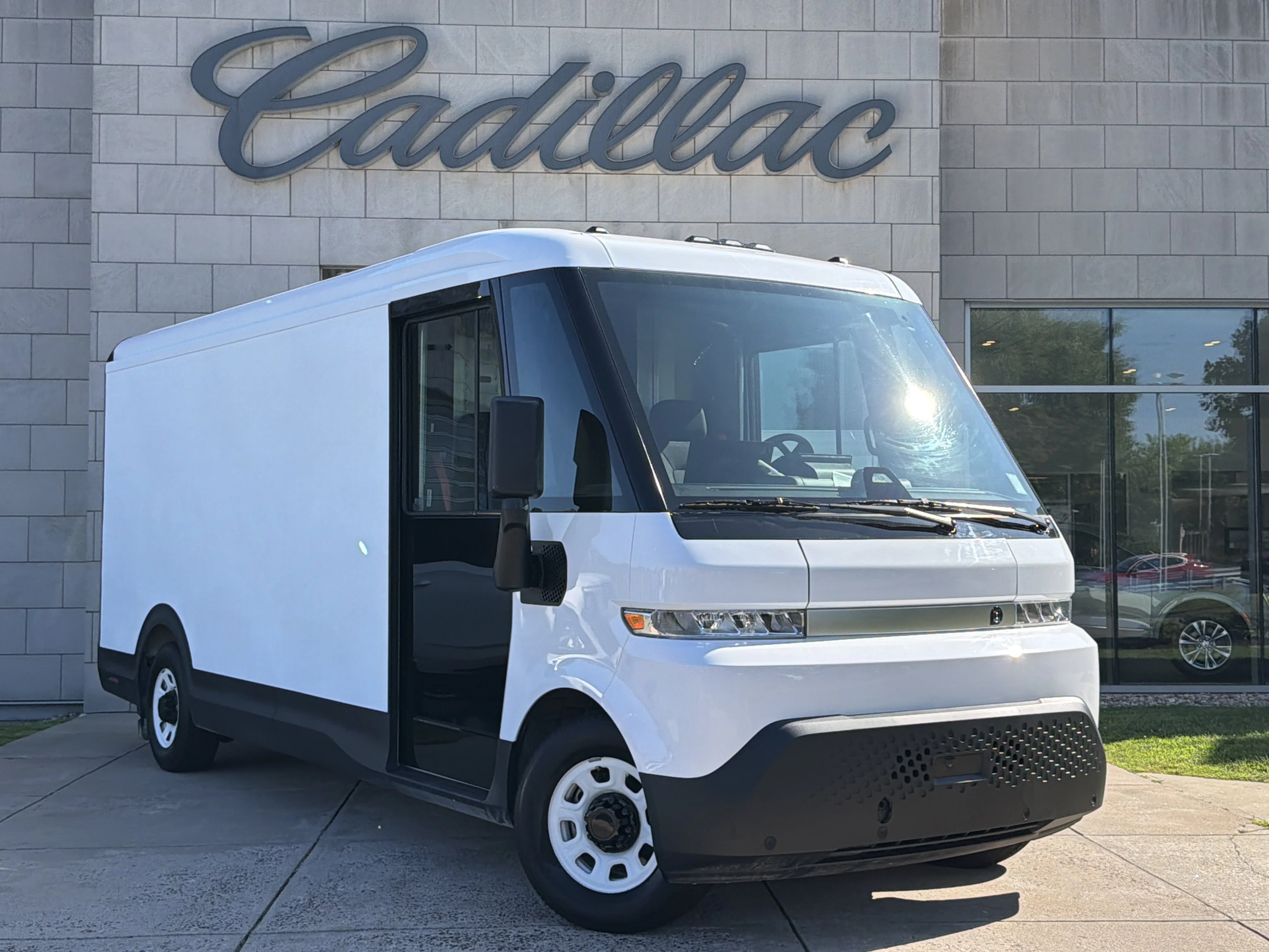 Used 2024 Oyster White BrightDrop 600 EAWD image 1