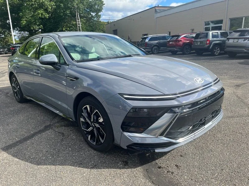 Used 2024 Blue Hyundai SEL image 3