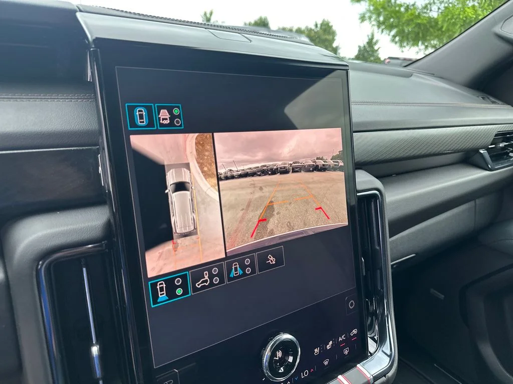 Used 2025 White GMC AT4 image 31