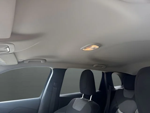 Used 2018 Silver Jeep Latitude image 17