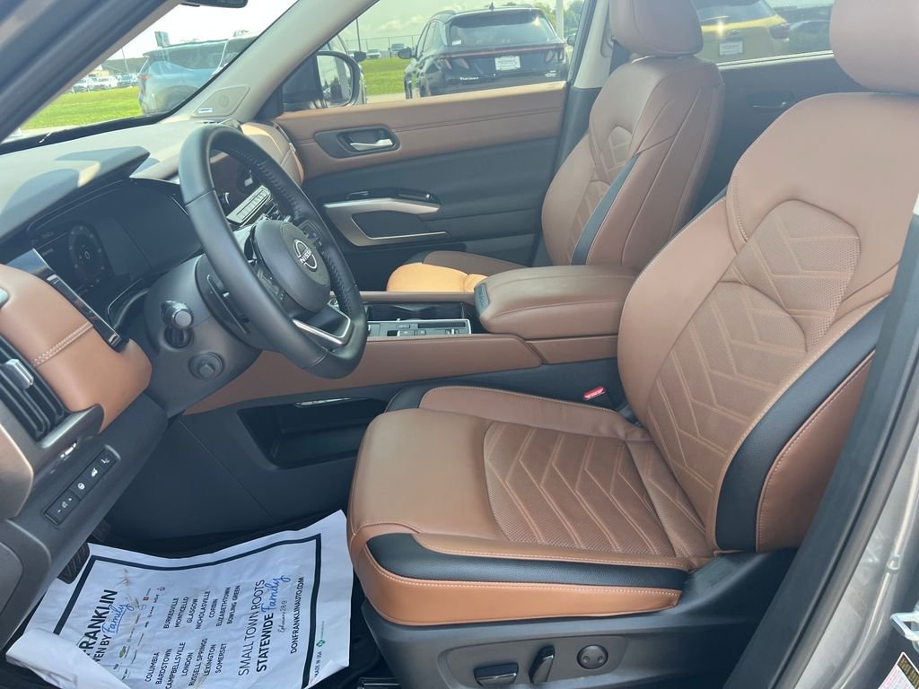 Used 2025 Gray Nissan Platinum image 13