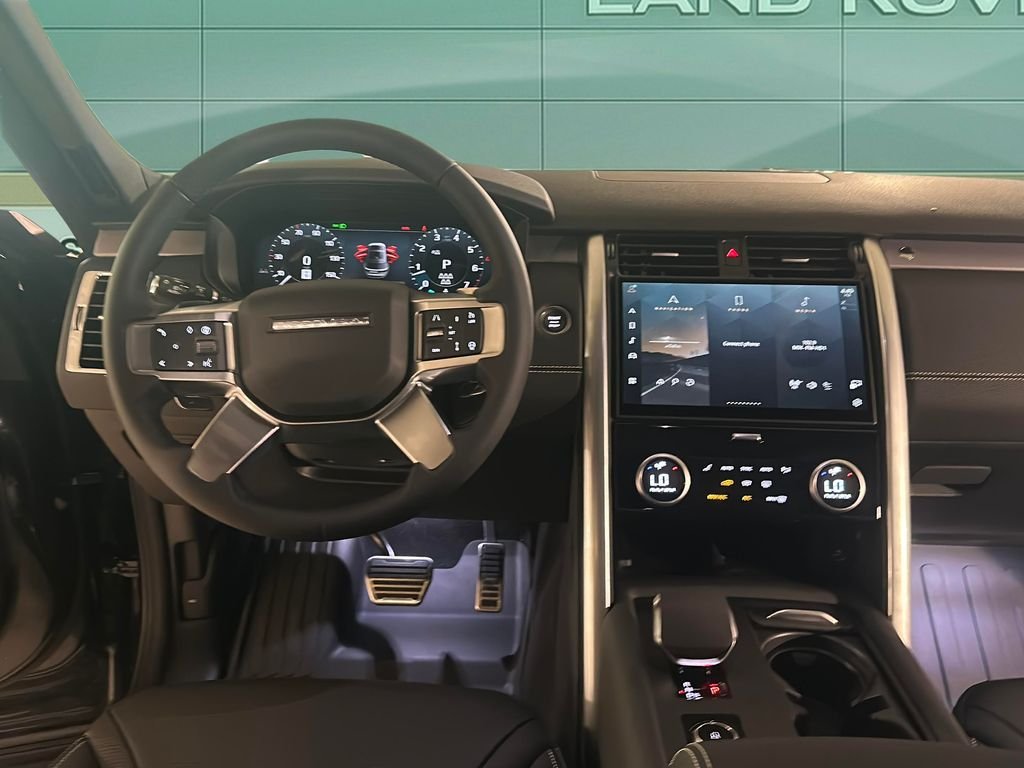 Used 2025 Santorini Black Metallic Land Rover Dynamic SE image 10